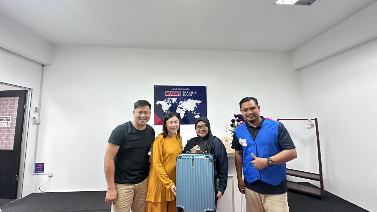 Four people from HRM around a blue KIYO case in their office