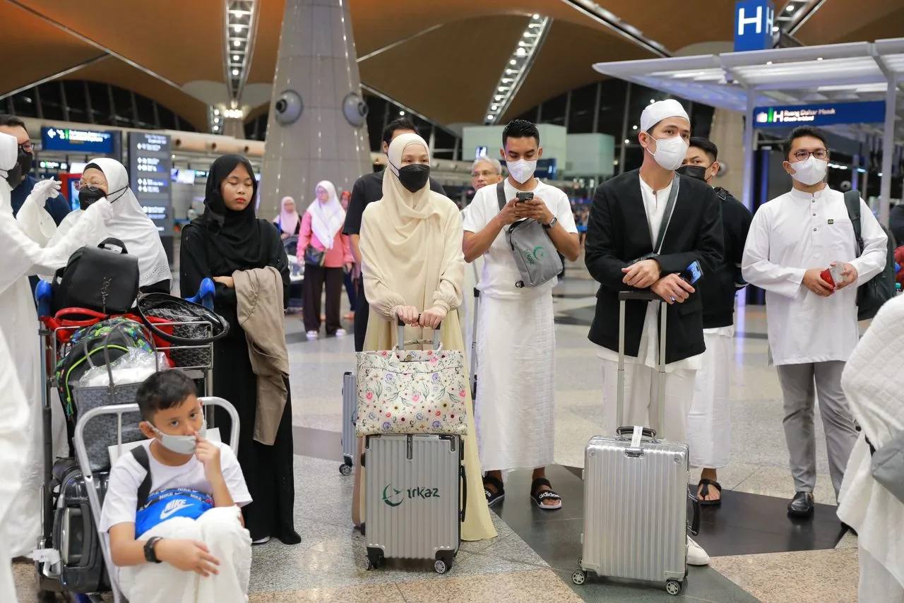 A group of jemaah at KLIA with their silver IIRKAZ-branded cases